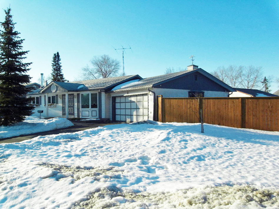 New Winnipeg listing! With a pool! Call (204) 792-6453 or Click Image for more info. 